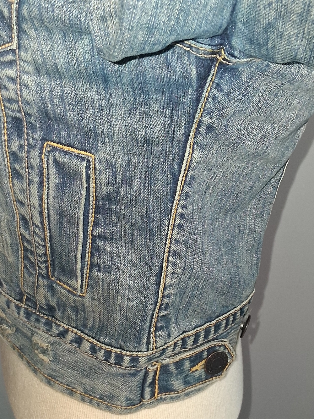 Jimmy'z Classic Light Wash Distressed Denim Jacket - Blue Womens Size S - Picture 6 of 15